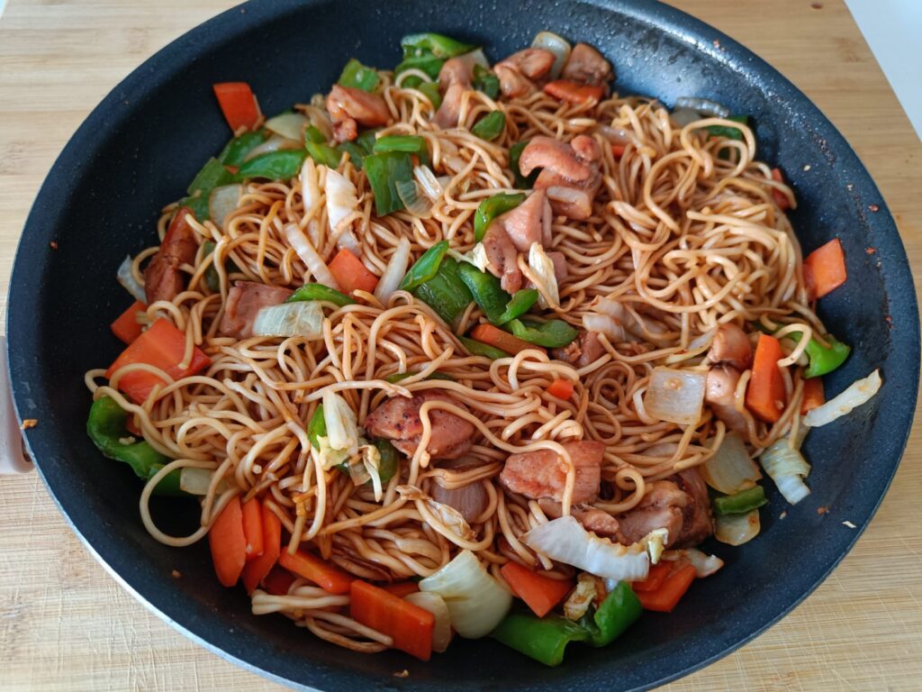 Chow Mein de Pollo con Salsa Yakisoba: Receta Casera