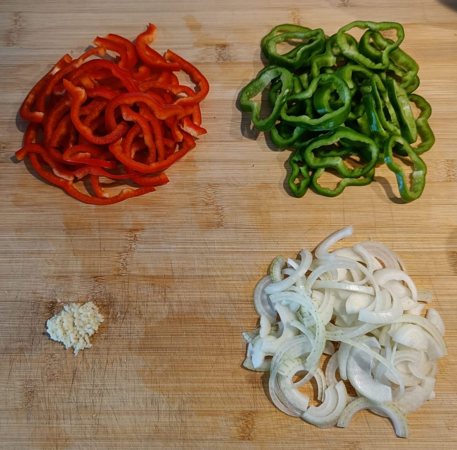 Vegetales para fajitas ya cortados.