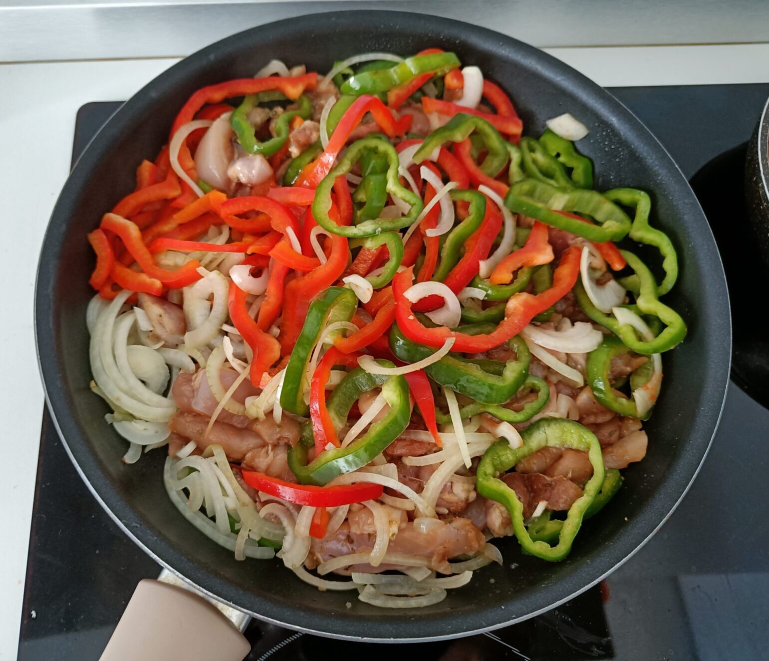 Ingredientes de fajitas cocinandose.