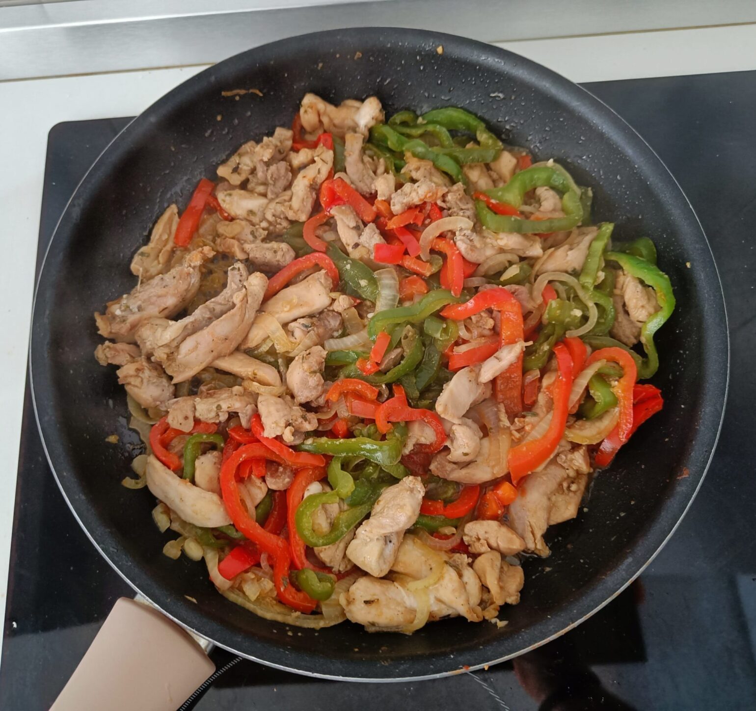 Ingredientes de fajitas cocinados.