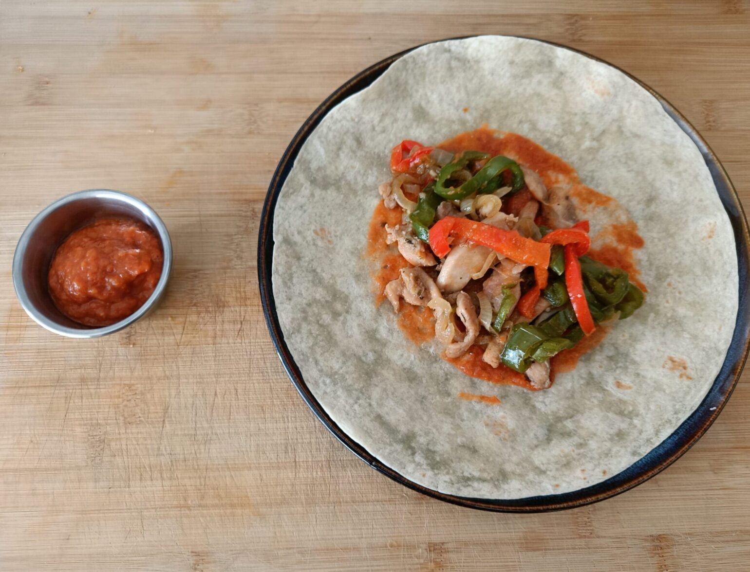 Fajita de pollo con salsa.