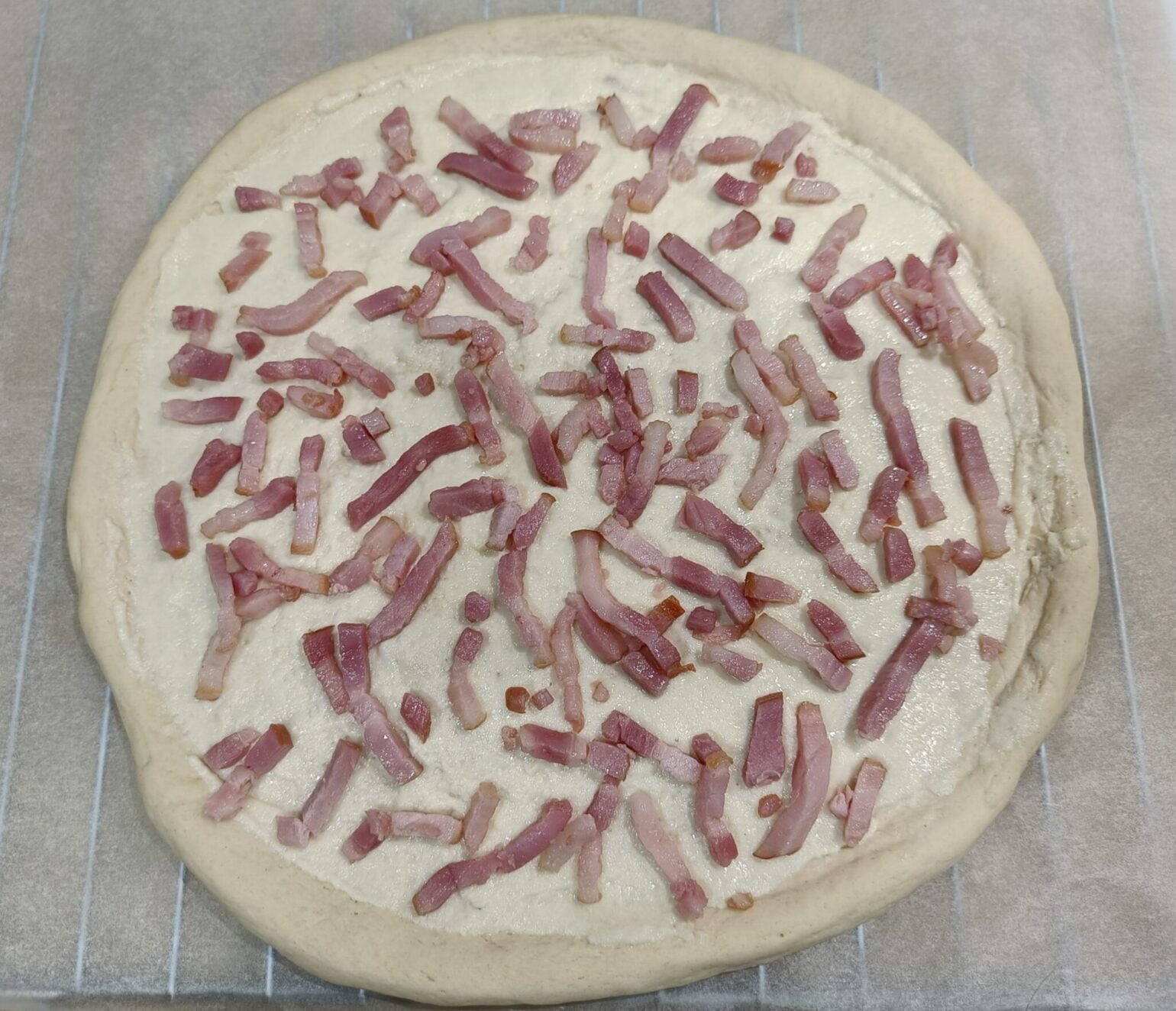 preparacion bacon pizza carbonara