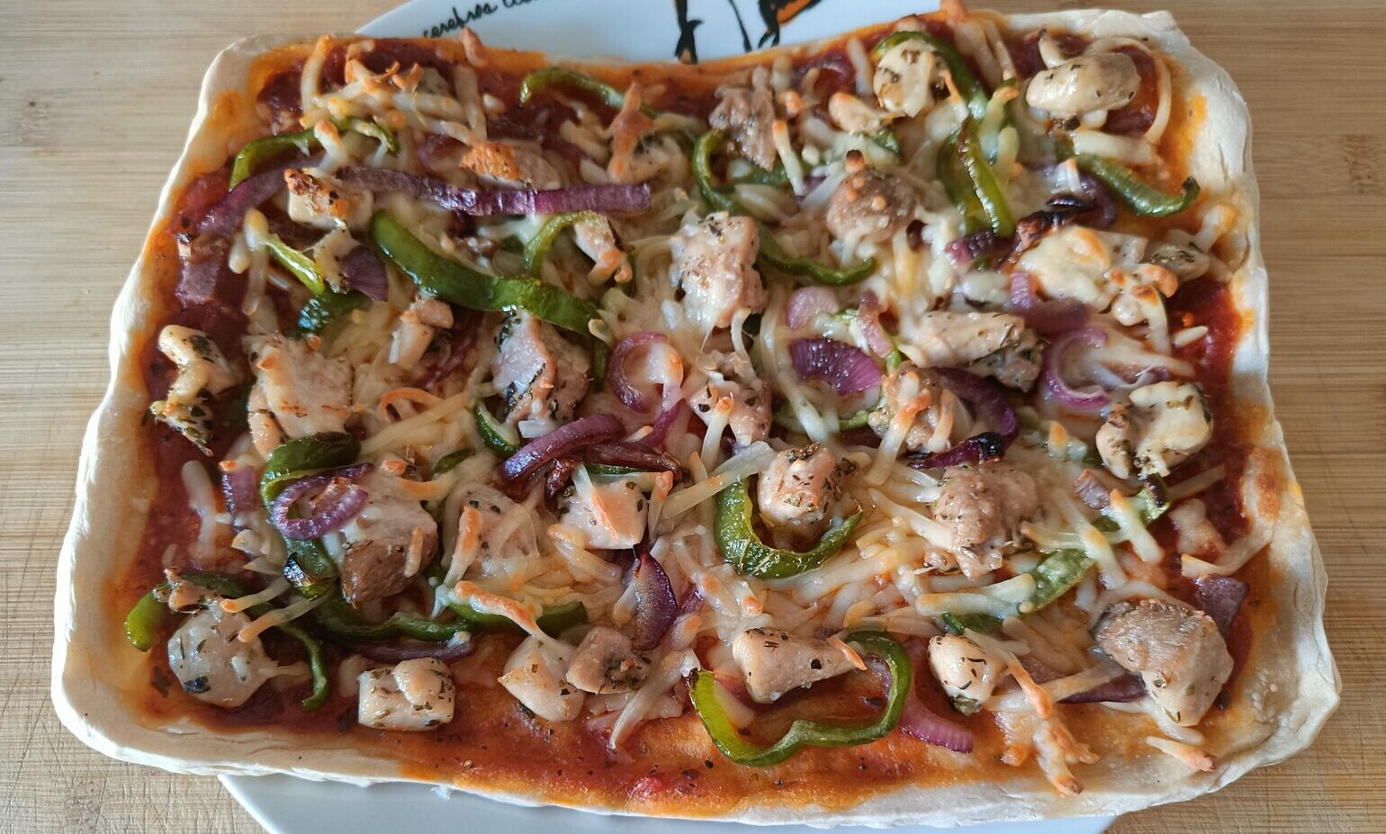 pizza de pollo con pimientos lista