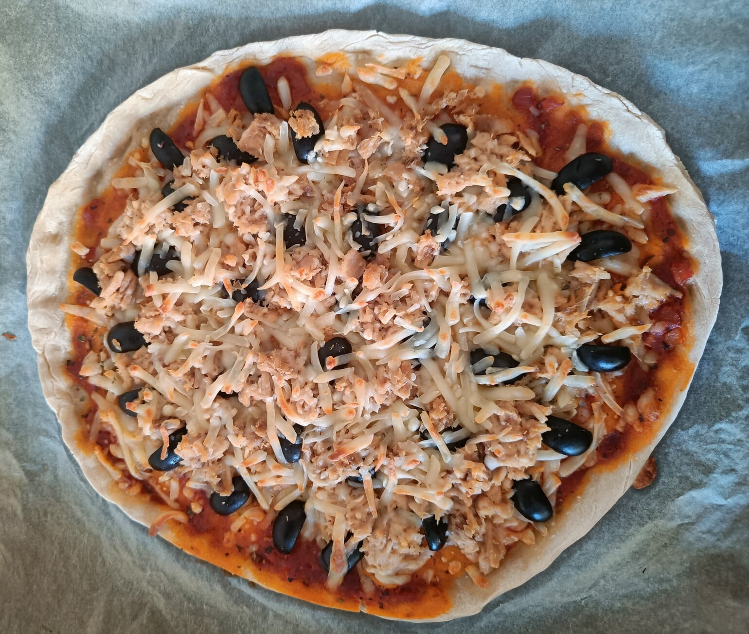 pizza lista pizza de atun con aceitunas negras