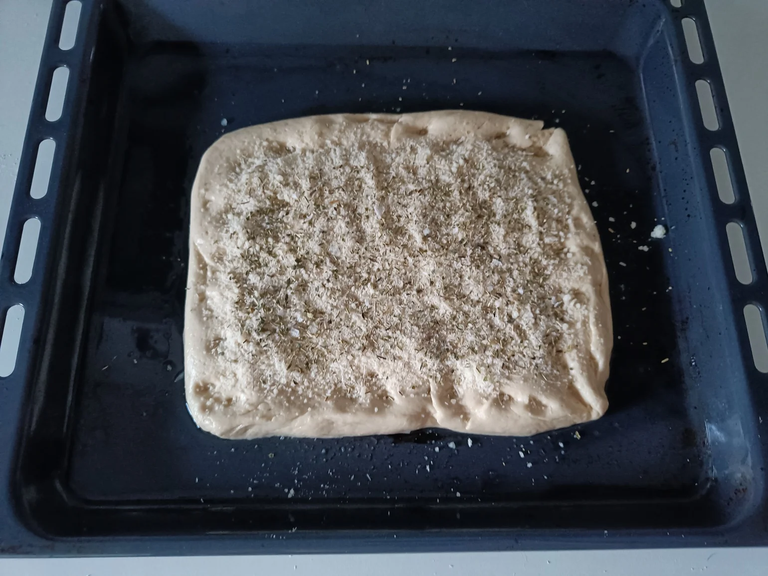 masa con queso y especias focaccia con parmesano y orégano