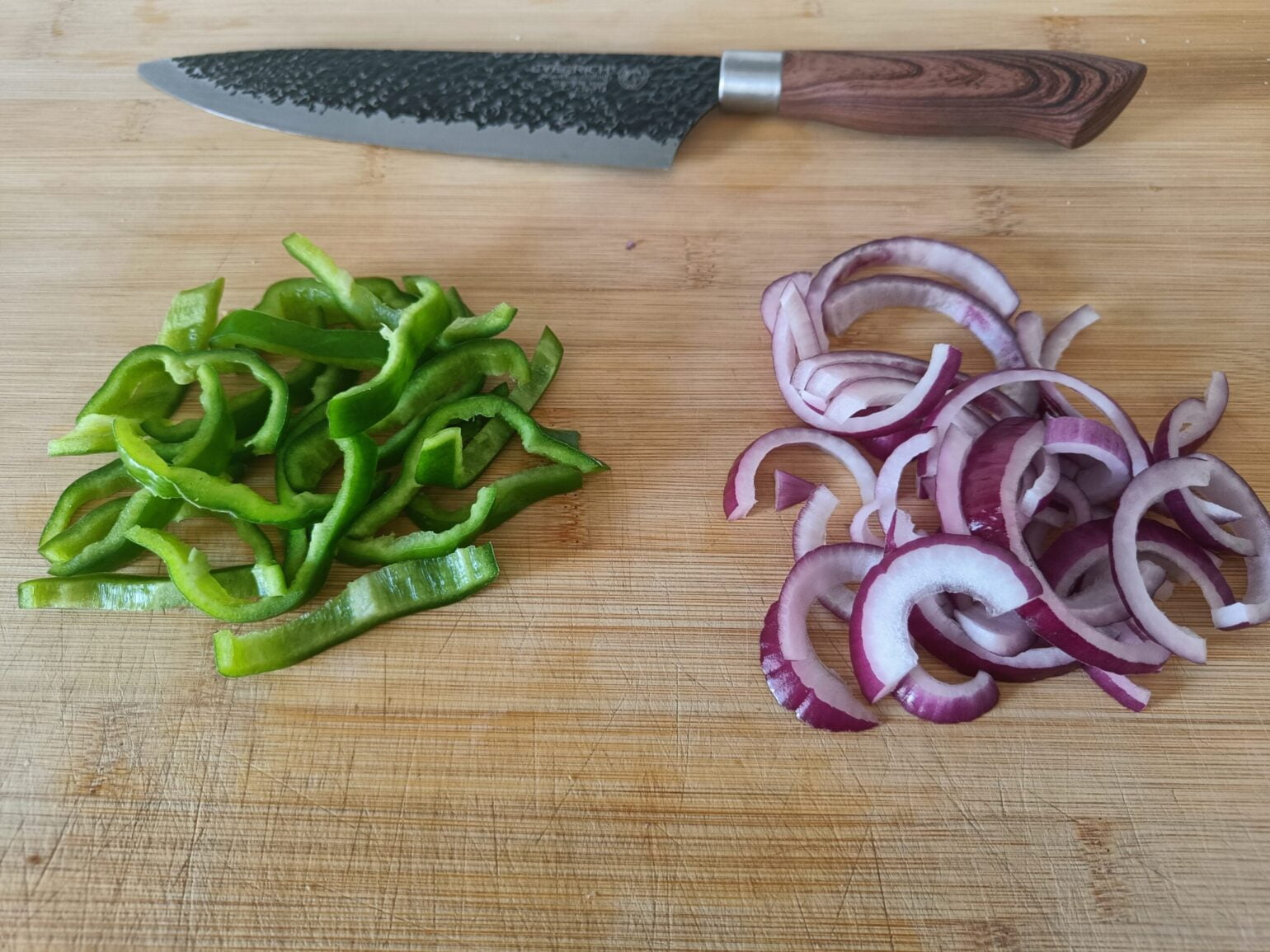 corte verduras pizza de pollo con pimientos