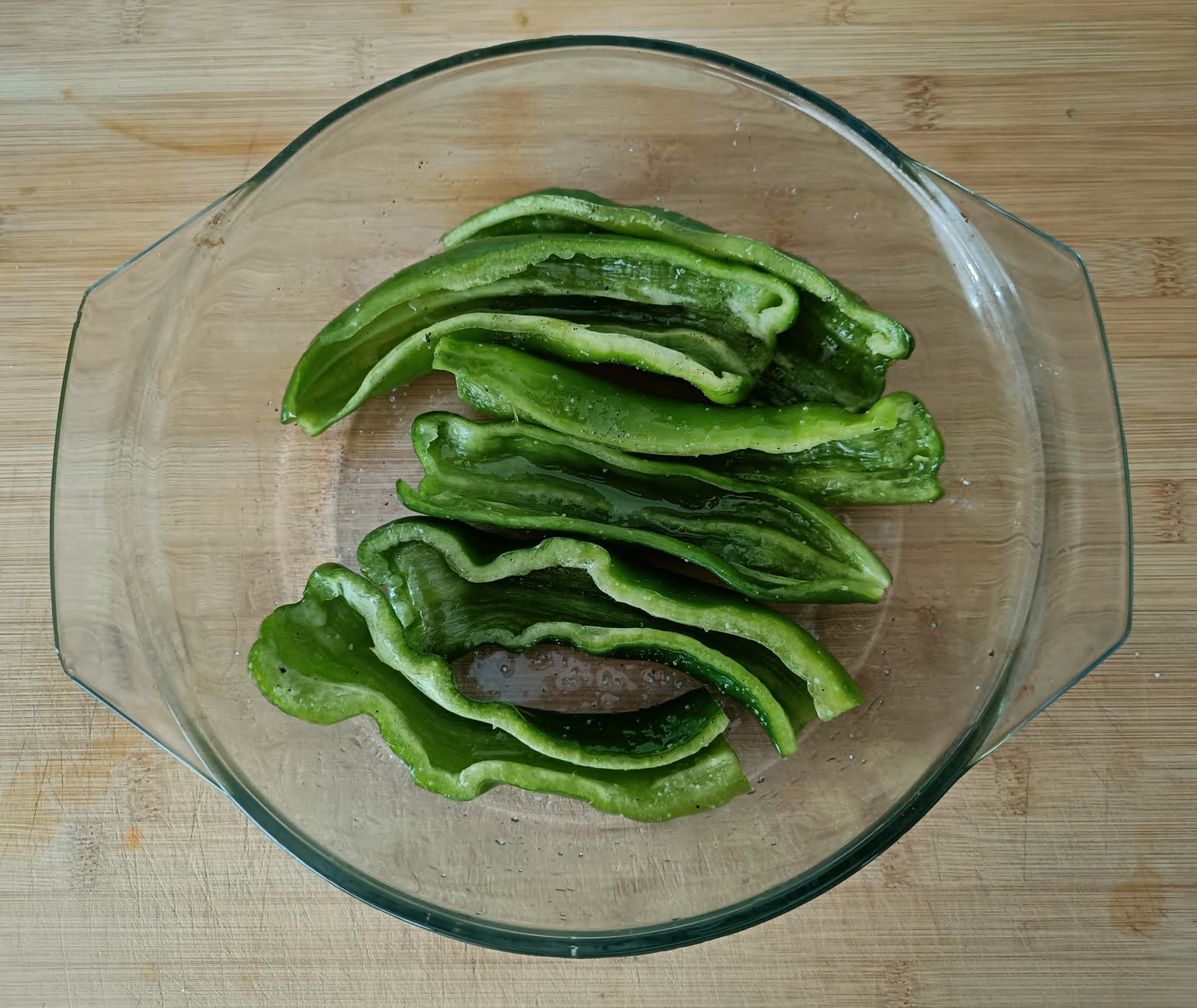 Pimientos verdes al horno en recipiente