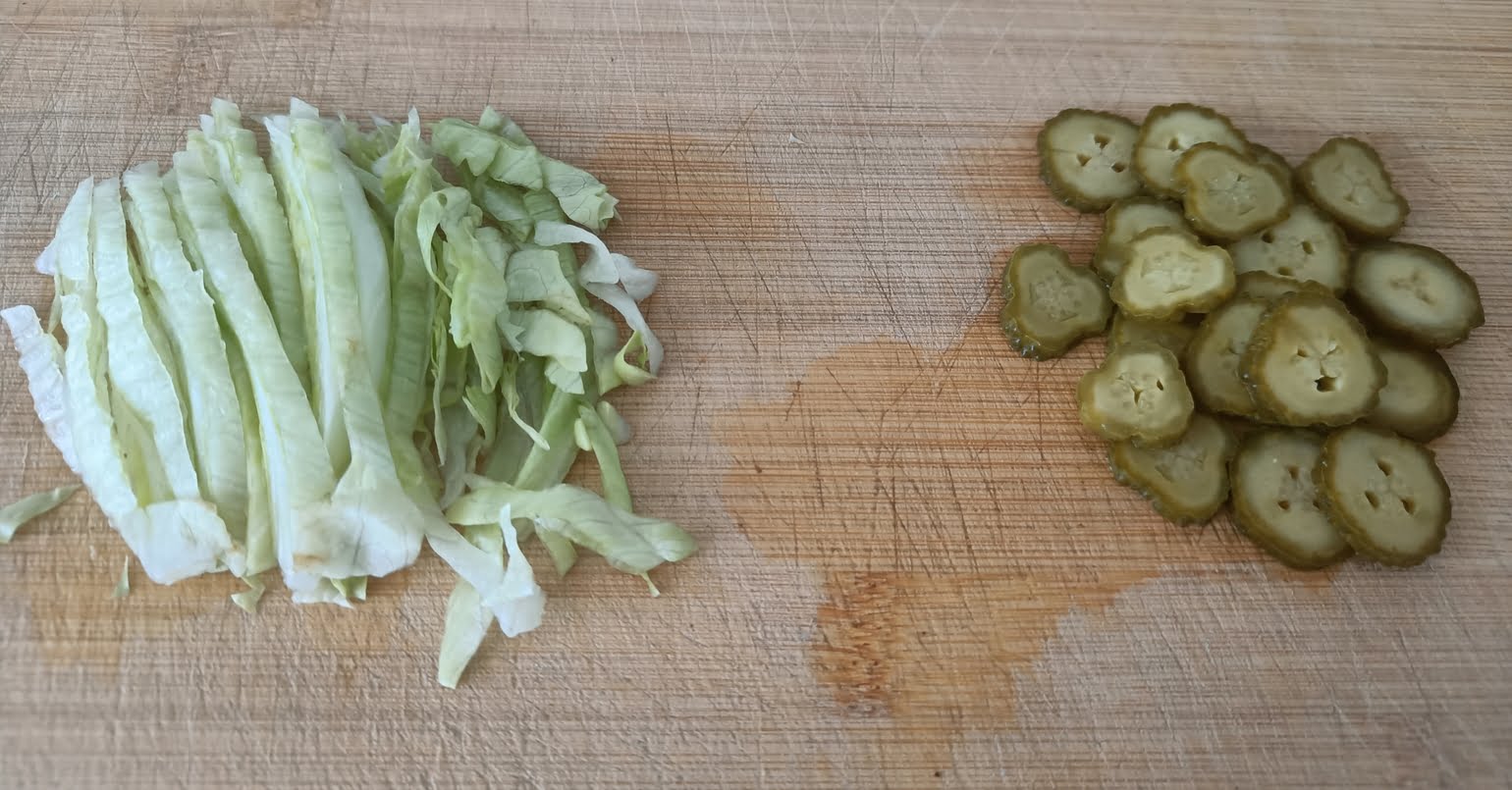 Corte lechuga y pepinillo hamburguesa con huevo