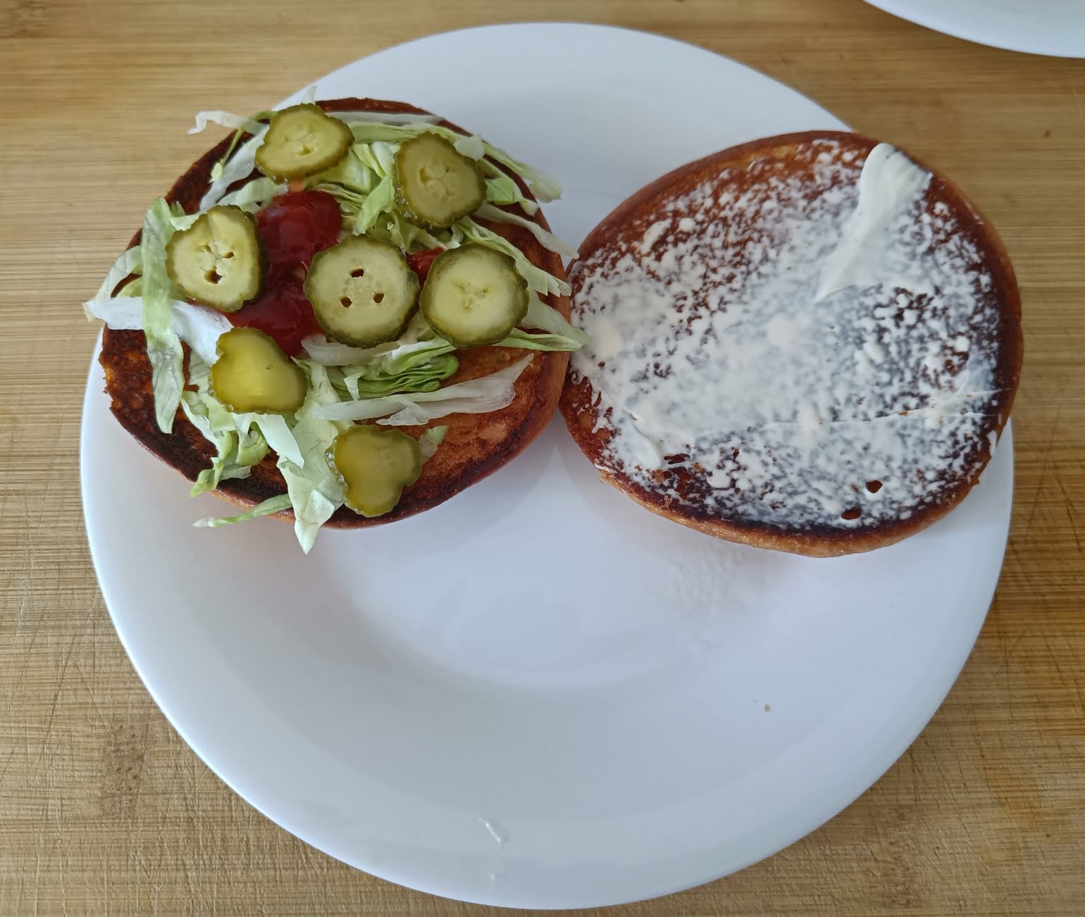 pan con pepinillo hamburguesa con huevo