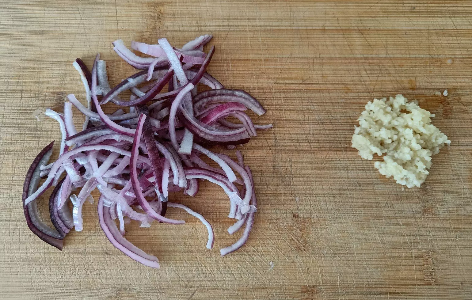 corte cebolla y ajo pollo al ajillo