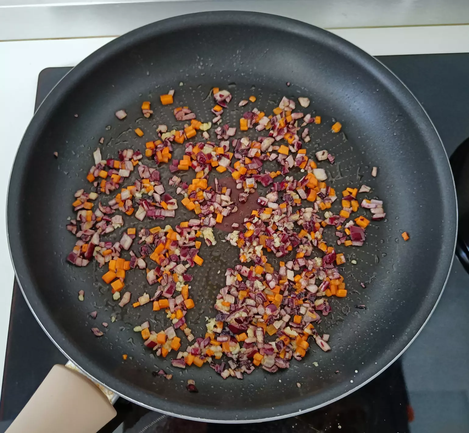 cocino verduras pasta con carne picada