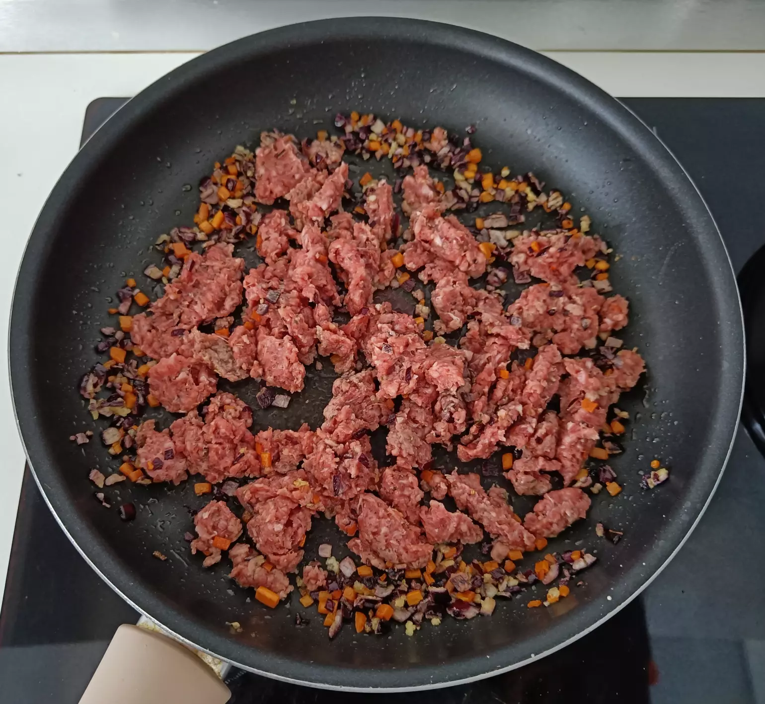 cocino carne pasta con carne picada