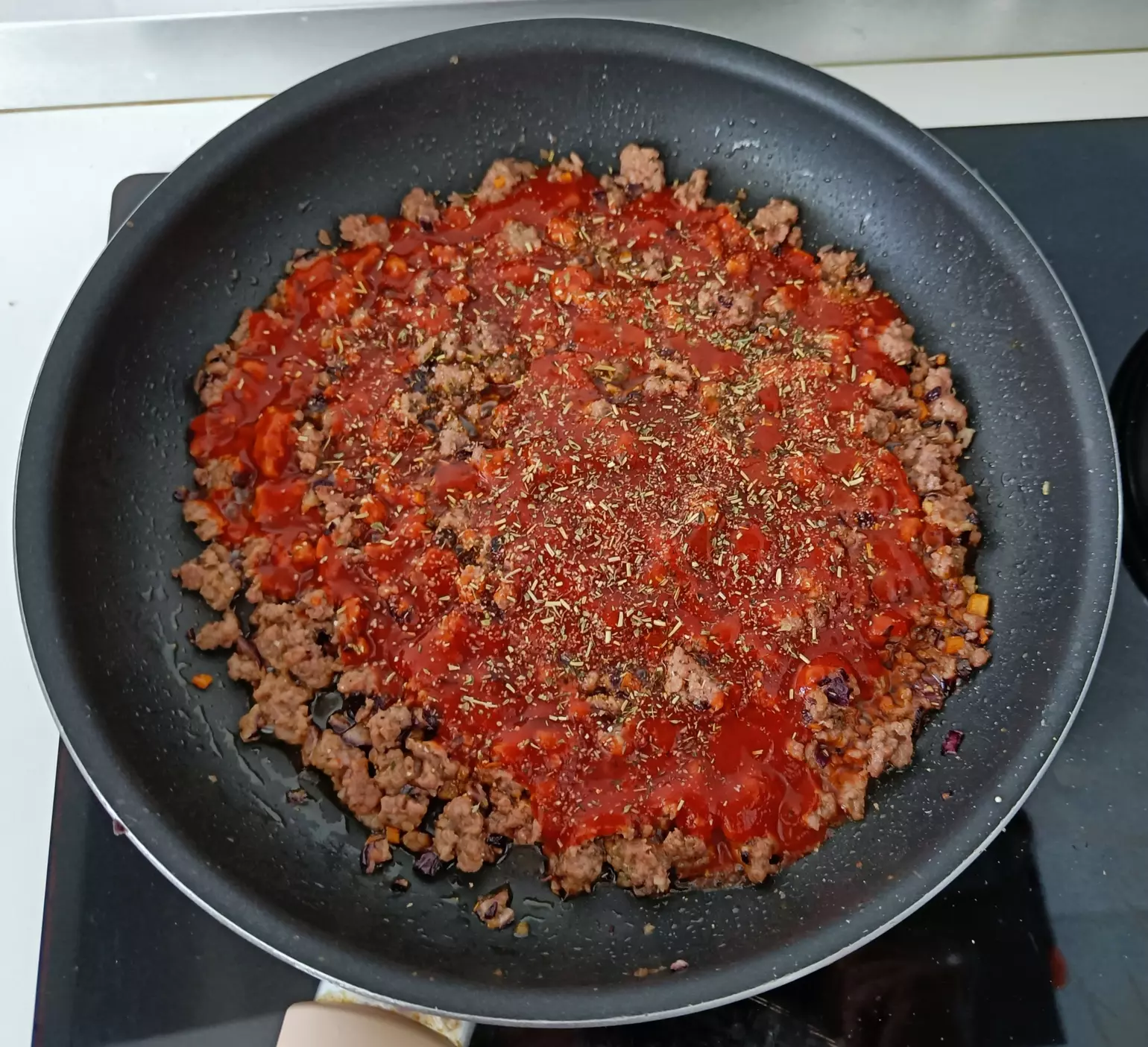 añado tomate y especias al sofrito pasta con carne picada