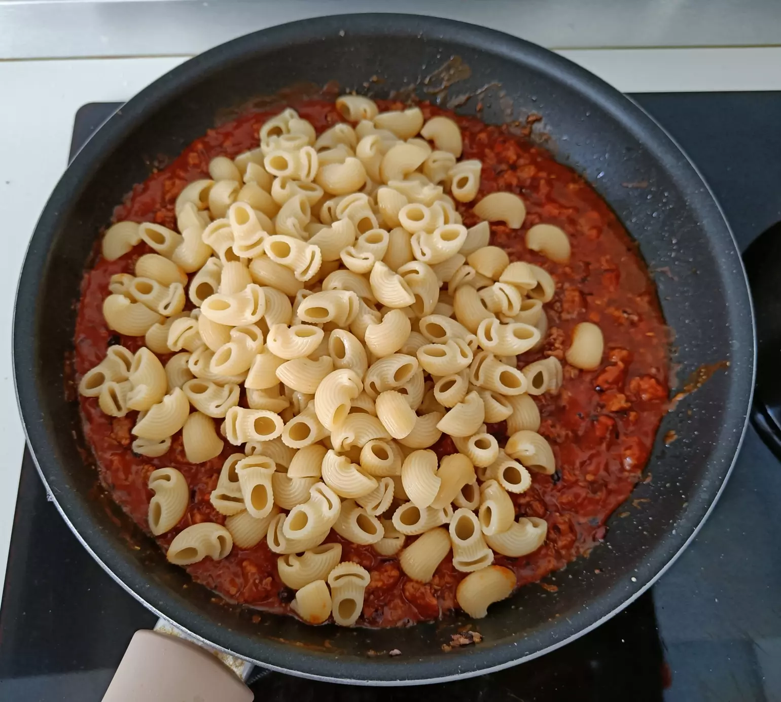 añado pasta al sofrito pasta con carne picada