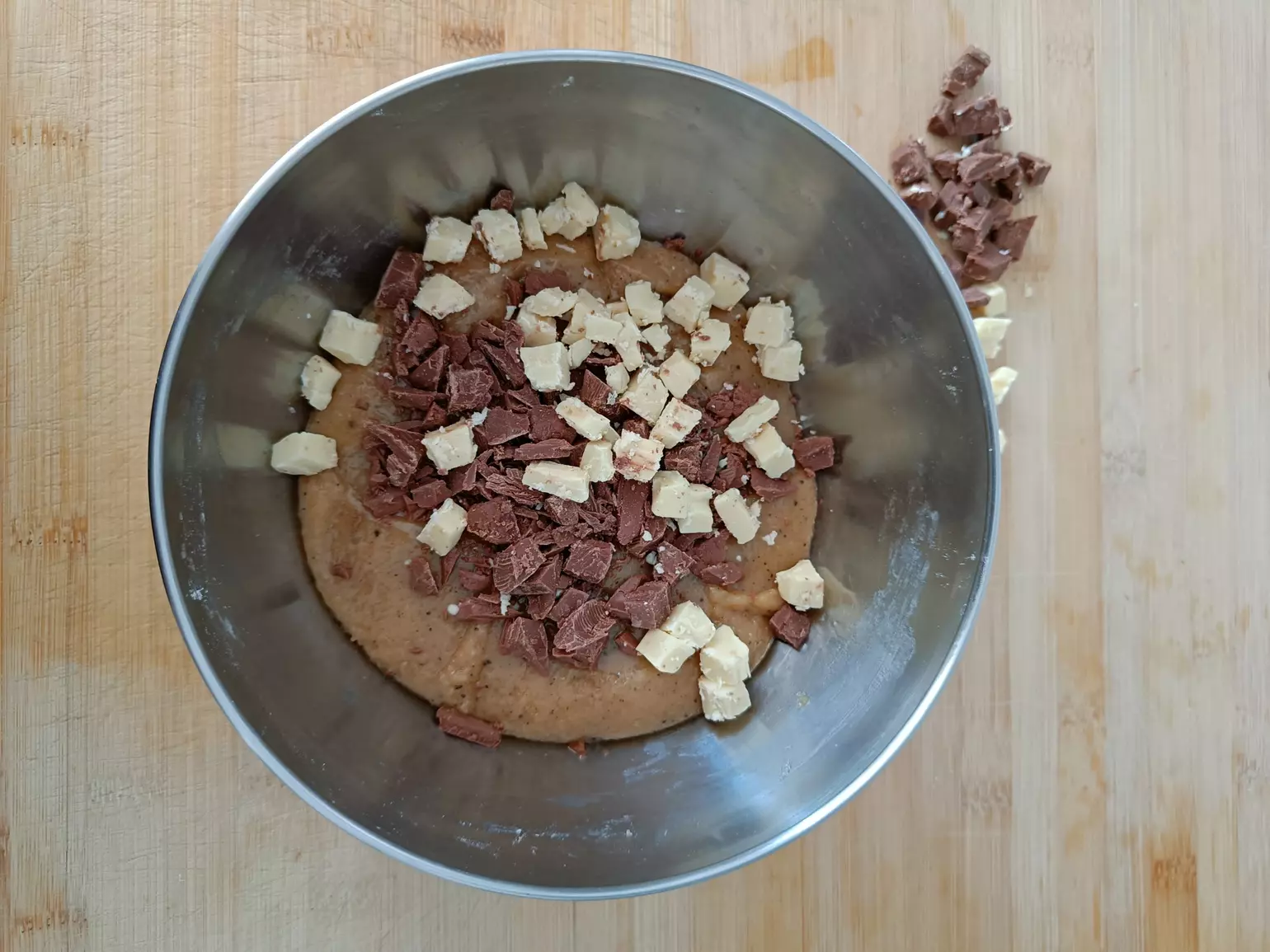 Añadir el chocolate a la masa cookies de chocolate